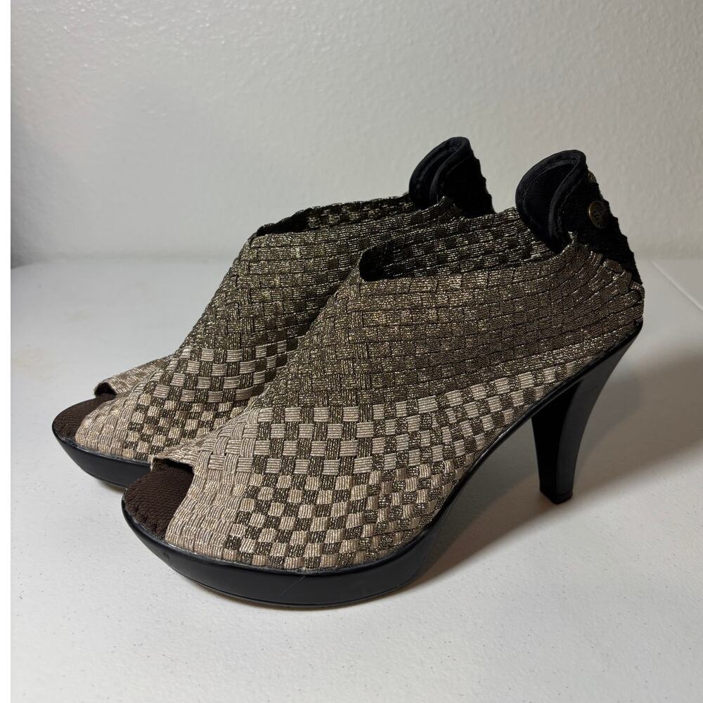 Bernie Mev NWOT Size 9 (EU 40) Tapered Cone Heels Peep-Toe Basket Weave Gold